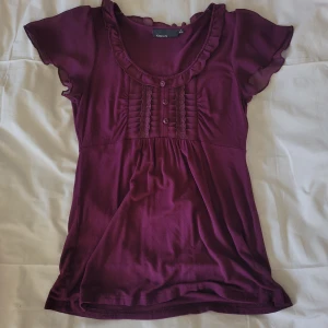 !!lila top!! - Sötaste toppen som säljs pga platsbrist. Thriftad och i superbra skick🥰 (Kommer nu höja priset då det är ganska många intresserade) Den kommer säljas idag!!