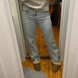 Zara jeans - Snygga blå zara jeans. Storlek 36. Höga i midjan och långa.