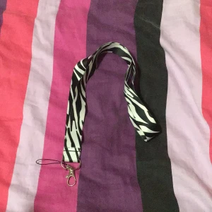 Nyckelband <3 - FRAKT: 15kr  -oanvänt nyckelband -skitbra att hänga upp sina skåpsnycklar t skolan :)