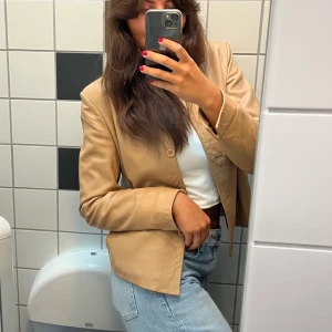 Beige skinn kavaj/jacka - En fin beige skinn (fusk) kavaj/jacka! Endast använd en gång! Väldigt fint skick!!   Storlek S   Fler bilder finns om så önskas