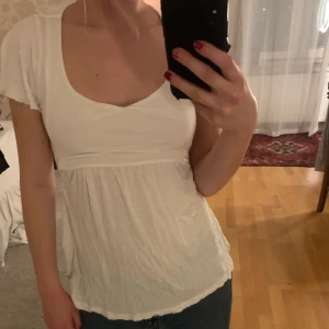 Vit tröja med band - Så vacker vit tröja med band som man kan både knyta back och fram med en snygg passform.