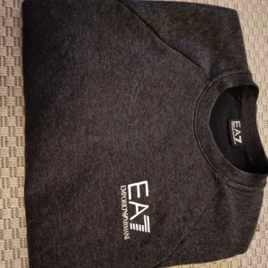 Ea7 sweatshirt  - Ea7 sweatshirt i nyskick. Säljer pga för liten för mig. Priset är inte fast.