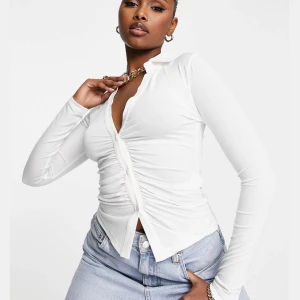 Vit långärmad tröja  - Fin tröja från ASOS, nypris 329kr, aldrig använd! Skriv privat för frågor eller fler bilder 