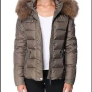 Rock and blue jacka - Säljer en fin rock and blue jacka med äkta päls. Nypris 3699kr säljes för 500 eller kom med bud. Storlek 40 