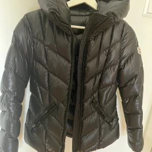 Moncler jacka storlek S - Jag köpte den här jätte snygga moncler jackan för lite mer än 1 år sedan. Den är helt äkta. jag köpte jackan för 11 000kr Och säljer den nu för 3000kr. Kan skicka mer bilder privat på jackan. Kan också gå ner i pris. (Det finns kvitto)!!!