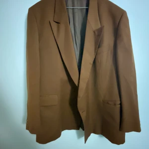 Vintage ullkavaj  - Brun kavaj med spetsiga slag i 100% ull.