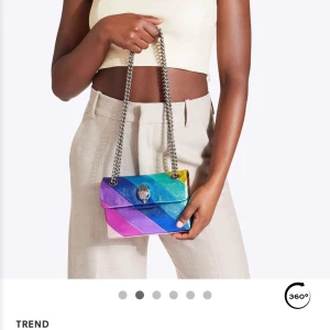 Kurt Geiger väska - Säljer min jättefina Kurt Geiger väska som är i väldigt bra skick! Säljer eftersom jag tyvärr inte får så mycket användning av den🥰Köpt för ca 2000kr