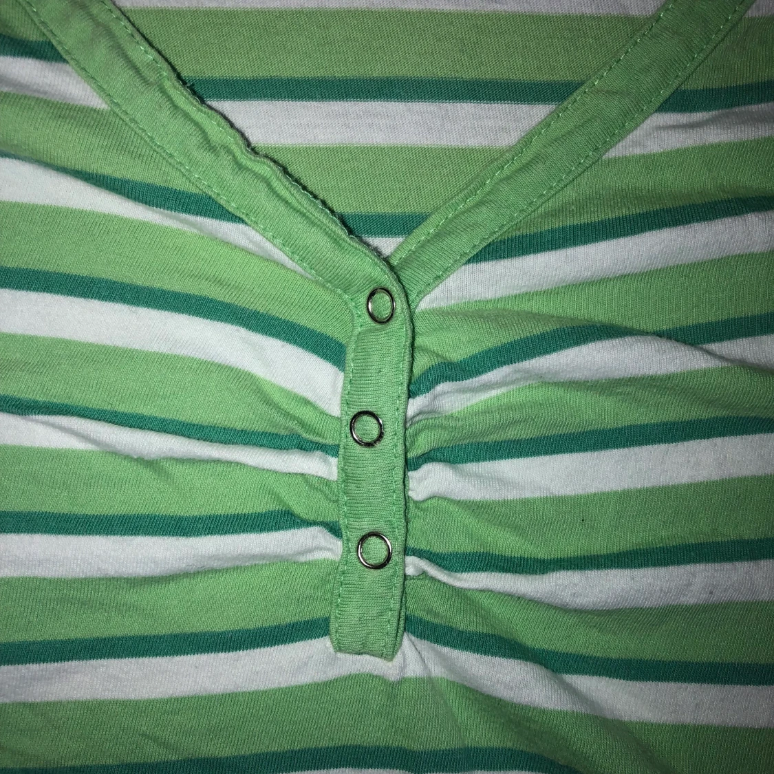 Randig topp med knappar - 91