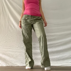 Gröna lågmidjade cargopants - Snygga cargopants🥰 midjemått: 78 cm innebenslängd: 77 cm