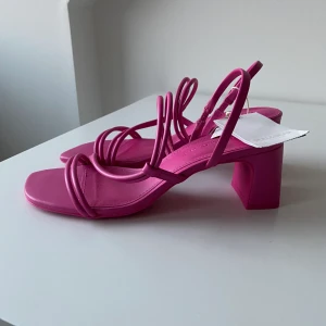 Rosa klackskor Pull&Bear  - Helt oanvända rosa klackskor från Pull&Bear i storlek 36! Klacken är 5 cm. Säljer för jag köpte för liten storlek.