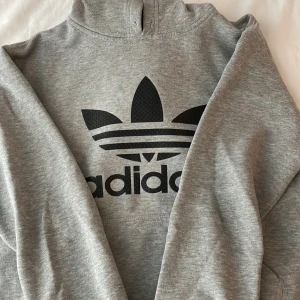 Adidas  - Inte äkta! Stl m sitter som en S, bra skick!