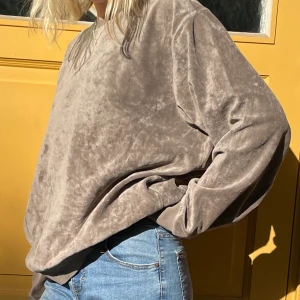 Weekdaytröja i velour🪐 - Weekday - Harry - Mörkgrå/beige sweatshirt i velour med rund halsring. Nypris: 449 kr.  80% bomull. 20% polyester. Storlek Large, modell 170 cm lång. Säljes för 75 kr pga används ej. UNISEX.