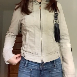 Beige höstjacka - 💘 KLICKA INTE på köp nu, kontakta mig vid intresse! 💘 Lite fodrad manchesterjacka med snygga detaljer, vintage Bershka! Står stl M men är passar mig som brukar ha XS/S, perfekt till hösten!