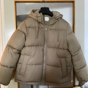 vinterjacka - Hej! Jag säljer min vinterjacka från hm som inte har kommit till användning. Den har inga defekter och är i bra skick!💕den passar för storlek xs-m skulle jag säga då jag själv har storlek m vanligtvis