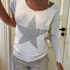 Stickad tröja med Rhinestones - Fin tröja med rhinestones