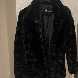 Kappa  - Fakepäls. Använd ca 5-6 gånger. Lite tunnare men fortfarande varm. Fint skick! Köpt för 1200:-. väldigt gosig jacka 💕💕 köparen står för frakten 