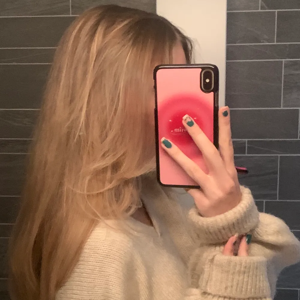 Designa eget skal!! 🌟 Finns i iPhone XR,7,8,XS,X,11,XS, MAX ,13PRO,13! Andra bilden är för att demonstrera hur skalet ser ut, med en annan design (hårt skal) , då jag trycker skalen när någon är intresserad 💕 FRI FRAKT JUST NU VIA SWISHKÖP. Accessoarer.