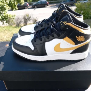 Jordan 1 mid pollen - Jordan 1 mid  pollen i storlek 38,5 i ny skick👍  -kan frakta eller mötas upp i stockholm🤝  - de är äkta och orginal box finns kvar och kvitto finns✅️  