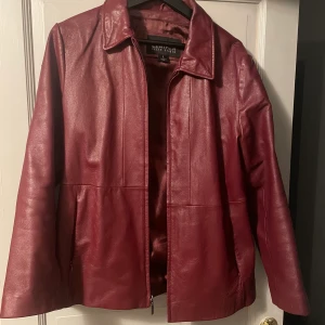 röd läderjacka! - så cool läderjacka köpt på goodwill i usa! otroligt bra skick, känns nästan ny