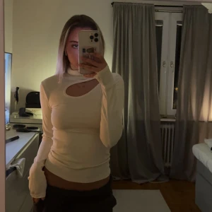 Tröja  - Vit/benfärgad tröja med liten öppning framme 🤍 aldrig använd 