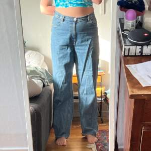 Weekday jeans i modellen rail