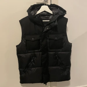 Massimo dutti puffer väst  - Massimo dutti puffer väst herr, köpt på deras hemisda för ett nypris på 1800kr. Storlek L men sitter mer som en M. Fantastiskt skick och är aldrig använd i regn eller oväder, skick 9/10. Köparen står för frakt (66kr)!