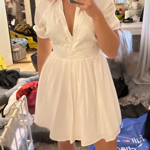 NA-KD klänning strl 36 - Jättefin klänning från Na-kd strl 36. Lite skimmrig i tygen. Använd max 1 gång.