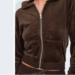 Säljer denna juicy liknande zip up hoodie från BikBok i färgen mörkbrun🤎 Perfekt nu till hösten🍁köpt i vintras och knappt använd eftersom jag inte tyckte färgen passade mig, storlek S ☺️