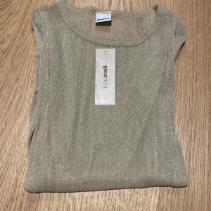 Tröja  - Tröja från Gina, har aldrig använt. Köptes för  149 kr