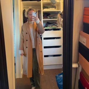 Zara kappa - Kappa från Zara i storlek XS, i väldigt bra skick🤍TRYCK INTE PÅ KÖP NU