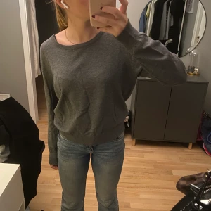 Stickad tröja  - Säljer nu min superfina stickade tröja från hm då den tyvärr inte kommer till användning och därav endast är använd 2-3 gånger. Köparen står för frakt!💕