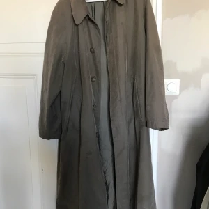 Trenchcoat Hugo boss vintage - En grym Hugo boss trench. Några fläckar här och där men annars fint skick. Inte så oversize på mig men kan säkert funka fint på varierad längd/storlek. 