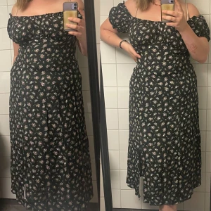 blommig maxi klänning, strl 46 - !Kontakta mig vid intresse av köp! Vacker klänning med dold dragkedja på sidan från H&M. Bra skick och tro till storlek, möjligtvis lite tajt i armarna.