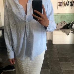 Fin skjorta från h&m storlek s - En fin skjorta från h&m, jätte fin till sommardagar och passar till mycket💖💓