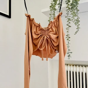 Off shoulder tröja stl.S - Söt off shoulder tröja som man kan knyta själv hur kort man vill ha den