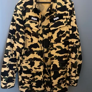 Bape bathing ape  - Bape skjorta/jacka inköpt från harajuku butiken i Japan, knappt använd grymt skick finns inget fel storlek XL men skulle säga de är lite mindre pg japanska storlekar 