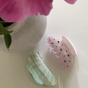 Hårklämma - Hårklämmor från BikBok. Köpta för ungefär ett halvår sedan och är i nyskick! Säljes då jag har fler som används mer. Skriv för fler bilder💖 GRÖN ÄR SÅLD