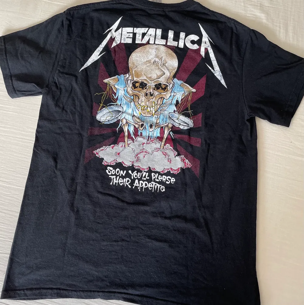 Metallica t-shirt med tryck både back och fram. T-shirts.