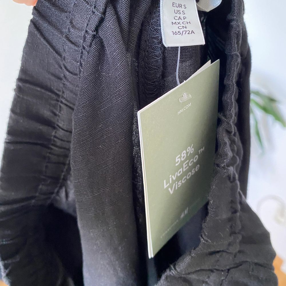 Superfina svarta linnebyxor från hm som är helt slutsålda!🖤. Jeans & Byxor.