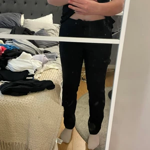 Raka lågmidjade kostymbyxor  - Har en slit på sidan, passar mig som är 165 o brukar ha S!! 