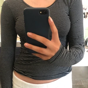 En tröja från hm storlek xs - Den är en xs men passar en M också. Har aldrig använt den här fina tröjan men den är väldigt skönt och fin💖💓