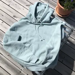 Säljer fin mintgrön hoodie från Weekday. Frakt ingår ej, kan även mötas upp i Göteborg! 