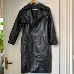 Kappa i läderimitation - Svincool kappa i skinn/läderimitation i toppenskick som inte längre kommer till användning🥺 Står S i men skulle säga den passar XS-M (jag på bild 3 brukar ha XS-S). 