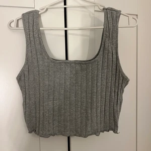 Shein toppar - - har endast testats och sedan hängt i garderoben - mjukt material - extremt stretchiga