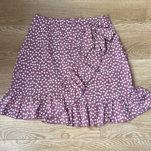 kjol - rosa kjol me vitt blommönster, storlek S, säljer då jag inte haft användning för den, sitter otroligt bekvämt då materialet är bra, använt den 2 gånger. 