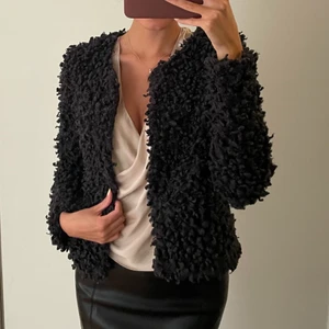 Lurvig jacka  - Så söt mörkblå jacka i stl S som kan bäras både öppen eller med stängd hake. 