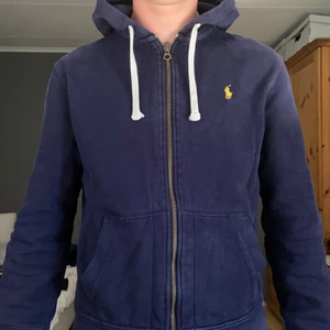 Polo Ralph Lauren Hoodie i storlek M. - En hoodie i mycket bra skick. Storlek M från herravdelningen. Köpt för 800 kr.
