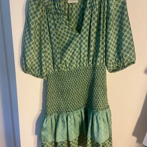 Klänning Sandro   - Klänning Sandro, minsta storlek. Jättebra skick förutom ett litet hål på framsidan som inte syns. 