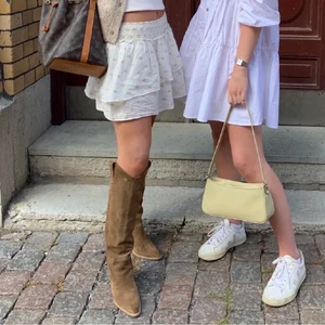 Zara kjol med guld detaljer  - Säljer denna kjol eftersom den inte kommer till användning. Andra bilden lånad💕💕