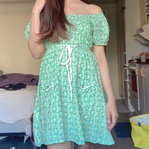 Sommar klänning  - sommarklänning.  storlek 34/36.  justerbara remmar.gott skick.  ny klänning.off shoulder och tvärtom